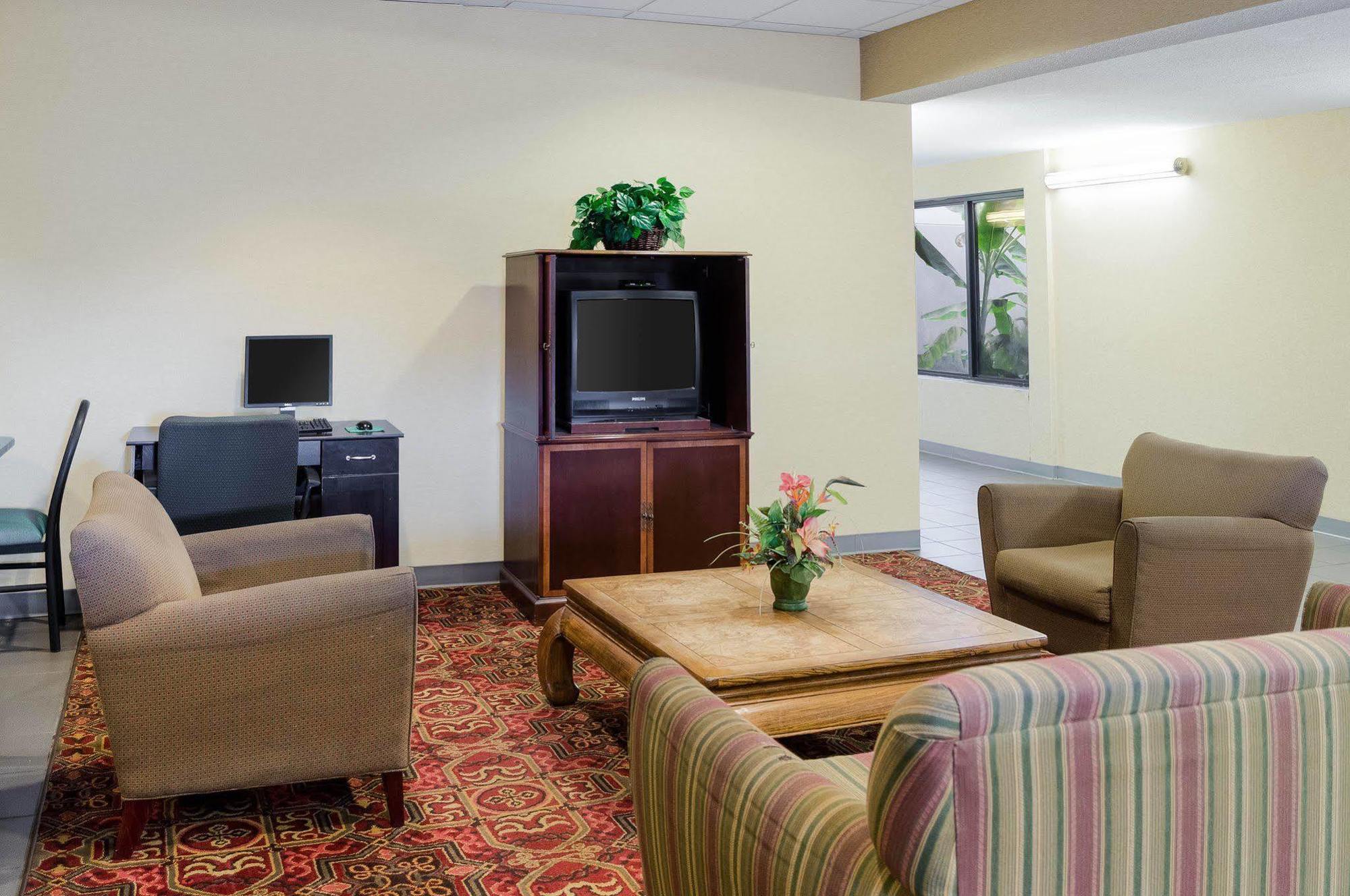 Lodge Econo Yazoo